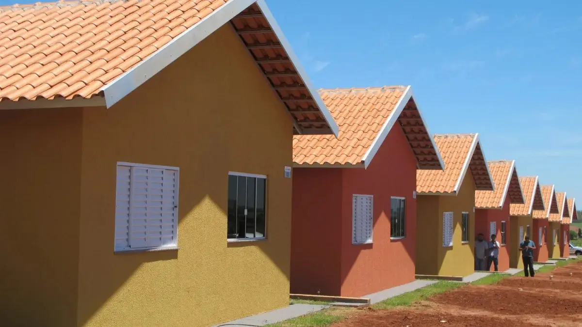 Justiça suspende entrega de casas da Agehab por suposta fraude em contratos de R$ 254 milhões
