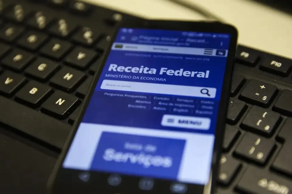 Brasileiro com renda de R$ 4.000 tem mesma cobrança de IR de quem ganha R$ 4 milhões