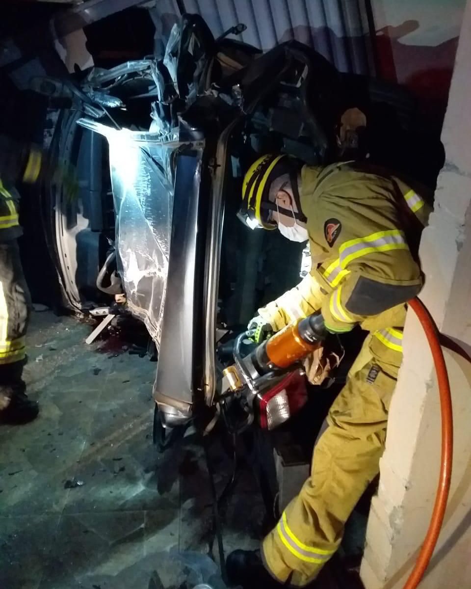 Carro invade residência após capotamento e motorista morre em acidente em Uruaçu