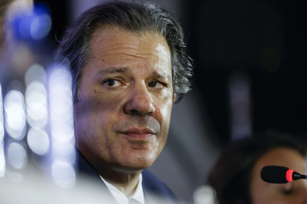 Haddad sofre ‘saia justa’ por post antigo sobre preço da gasolina
