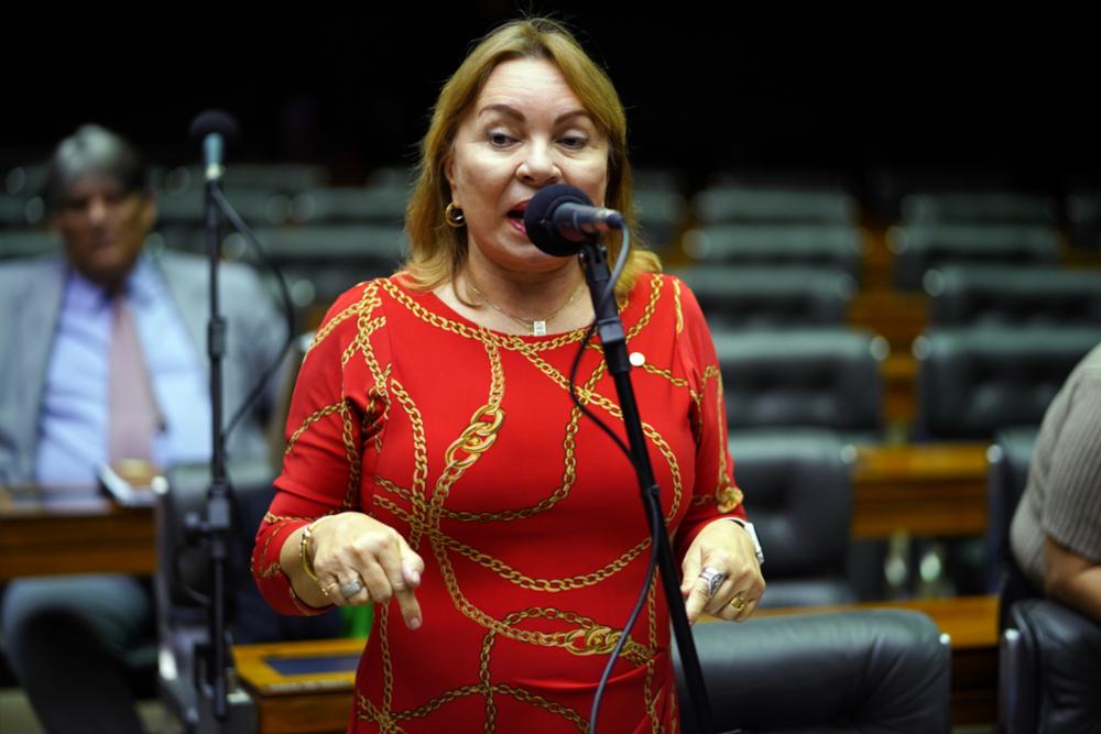 Deputada investigada por fraudes no INSS vai usar tornozeleira