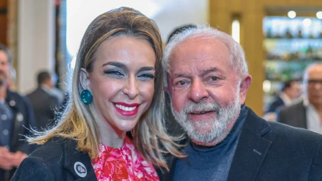 Roberta Luchsinger com Lula, em 2022, durante um encontro de campanha com advogados e juristas de esquerda