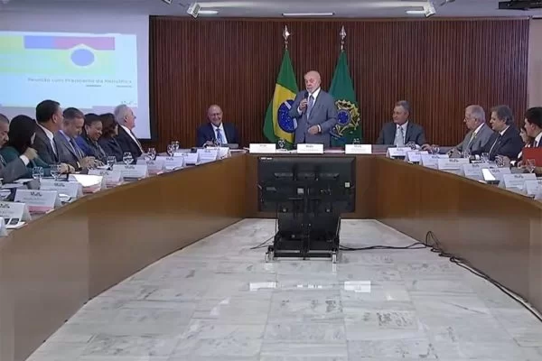 Com queda nas pesquisas, Lula faz o usual: chama o marqueteiro baiano