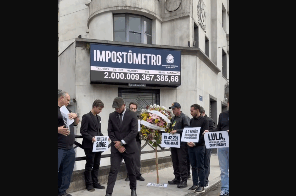 “Lula matou o Brasil”: Grupo faz “velório” no impostômetro em SP