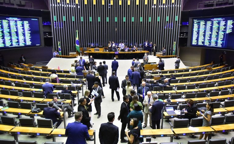 Câmara aprova projeto que taxa em 20% compras de até US$ 50