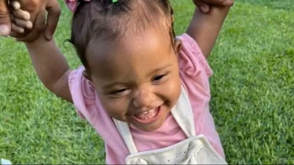 Bebê é morta pelo padrasto; mãe estava em entrevista de emprego