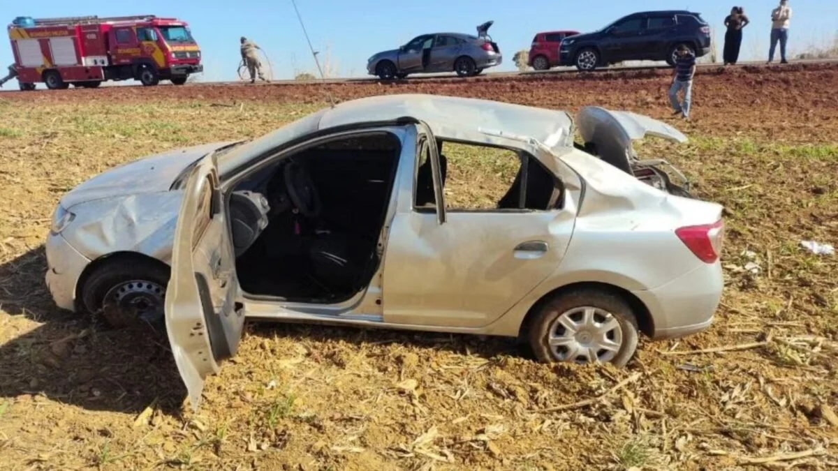 Motorista cochila, carro capota e grávida morre a caminho de velório na GO-174, em Goiás
