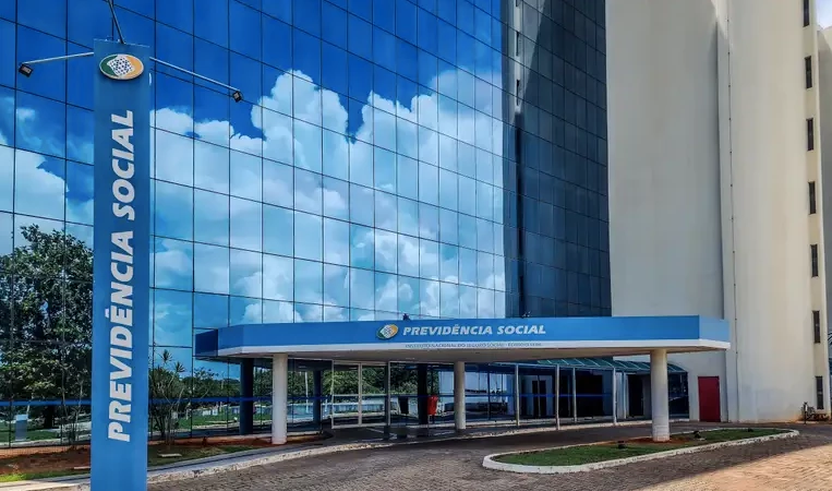 PF mira esquema milionário de fraudes no INSS em operação