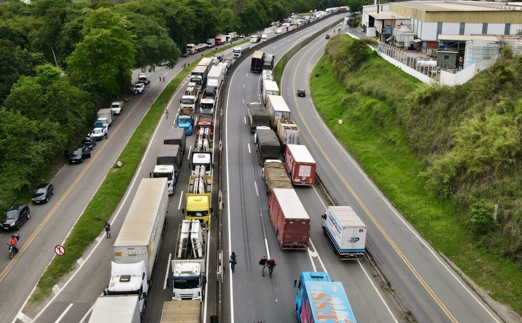 Caminhoneiros confirmam greve nacional após aumento do diesel