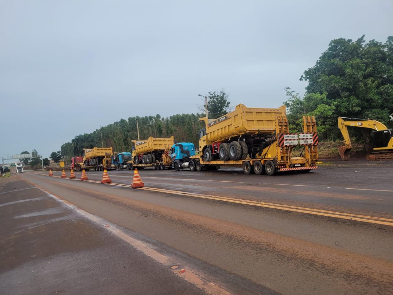 Comboio de carretas que transportavam cargas excedentes com documentação irregular é apreendido em Goiás