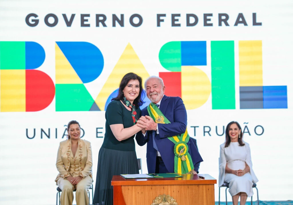 Governo Lula corta bilhões de programas sociais e outras áreas