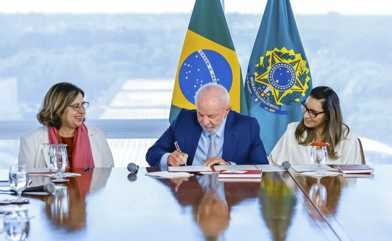 Uso de tornozeleira em acusados de agredir mulheres vira lei