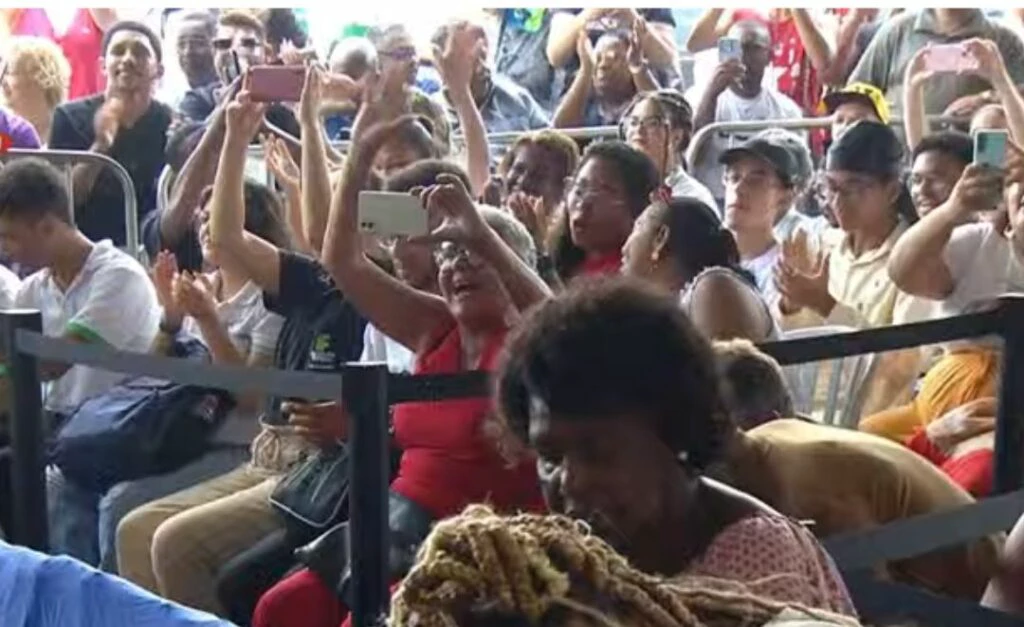 Lula reclama de pouco público no Complexo do Alemão