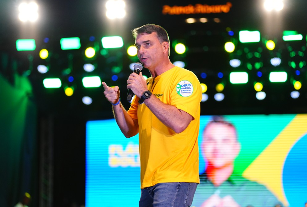 Flávio Bolsonaro lidera 2º turno no ES, aponta RealTime/Big Data