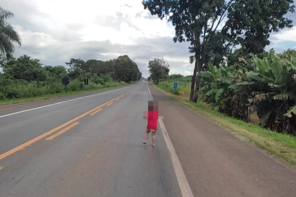 Menino de 4 anos é resgatado após ser visto caminhando sozinho na BR-153, em Campinorte
