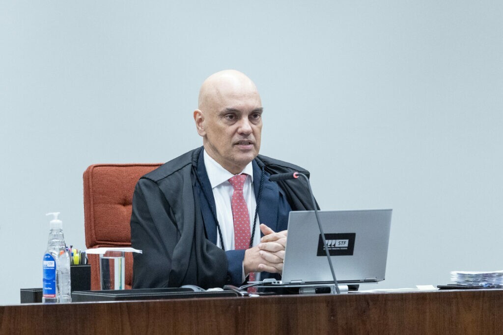 Moraes multa X e Starlink em R$ 5 milhões por volta da rede social
