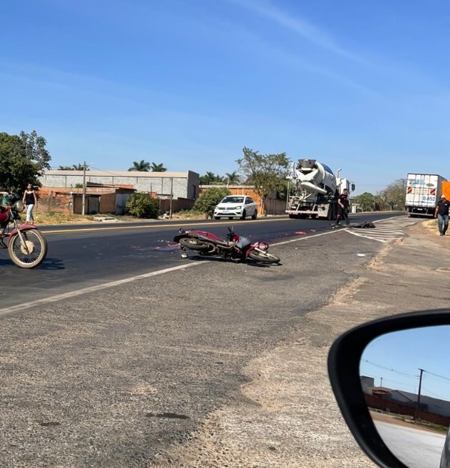 Motociclista morre em colisão com carreta na BR-153, em Uruaçu