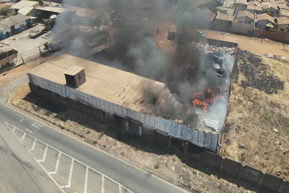 Incêndio destrói depósito de recicláveis, em Goiânia