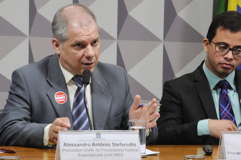 PF faz operação contra fraudes no INSS; presidente é afastado
