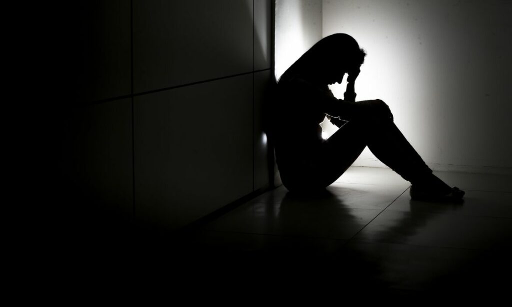 Menina de 13 anos sofre estupro coletivo após “ser confundida”