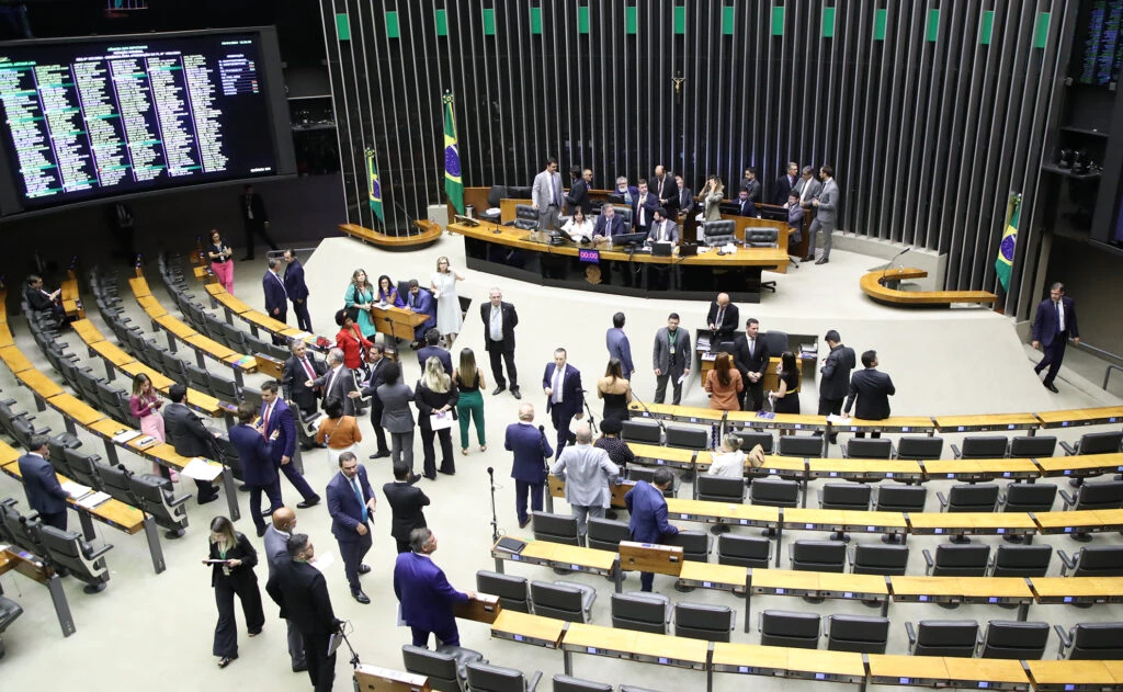 Câmara finaliza votação e envia taxação de compras para Lula