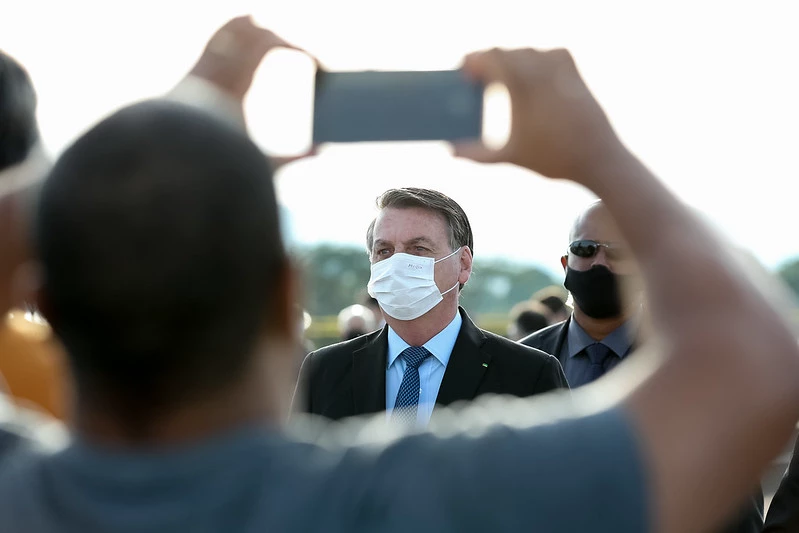 Justiça anula duas multas contra Bolsonaro por falta de máscara