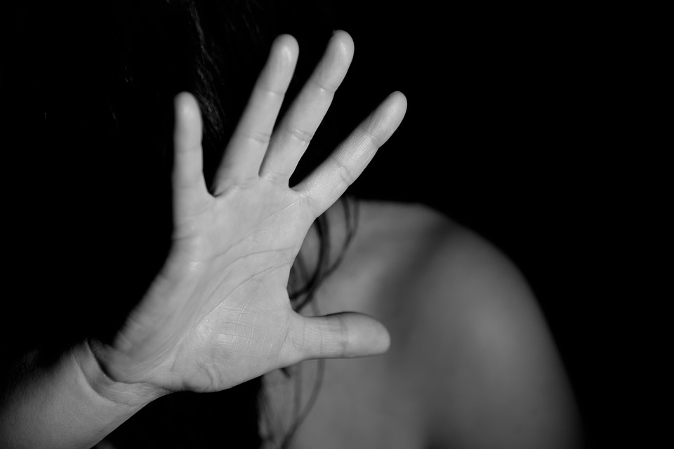 Homem é acusado de prostituir a esposa a mais de 120 homens