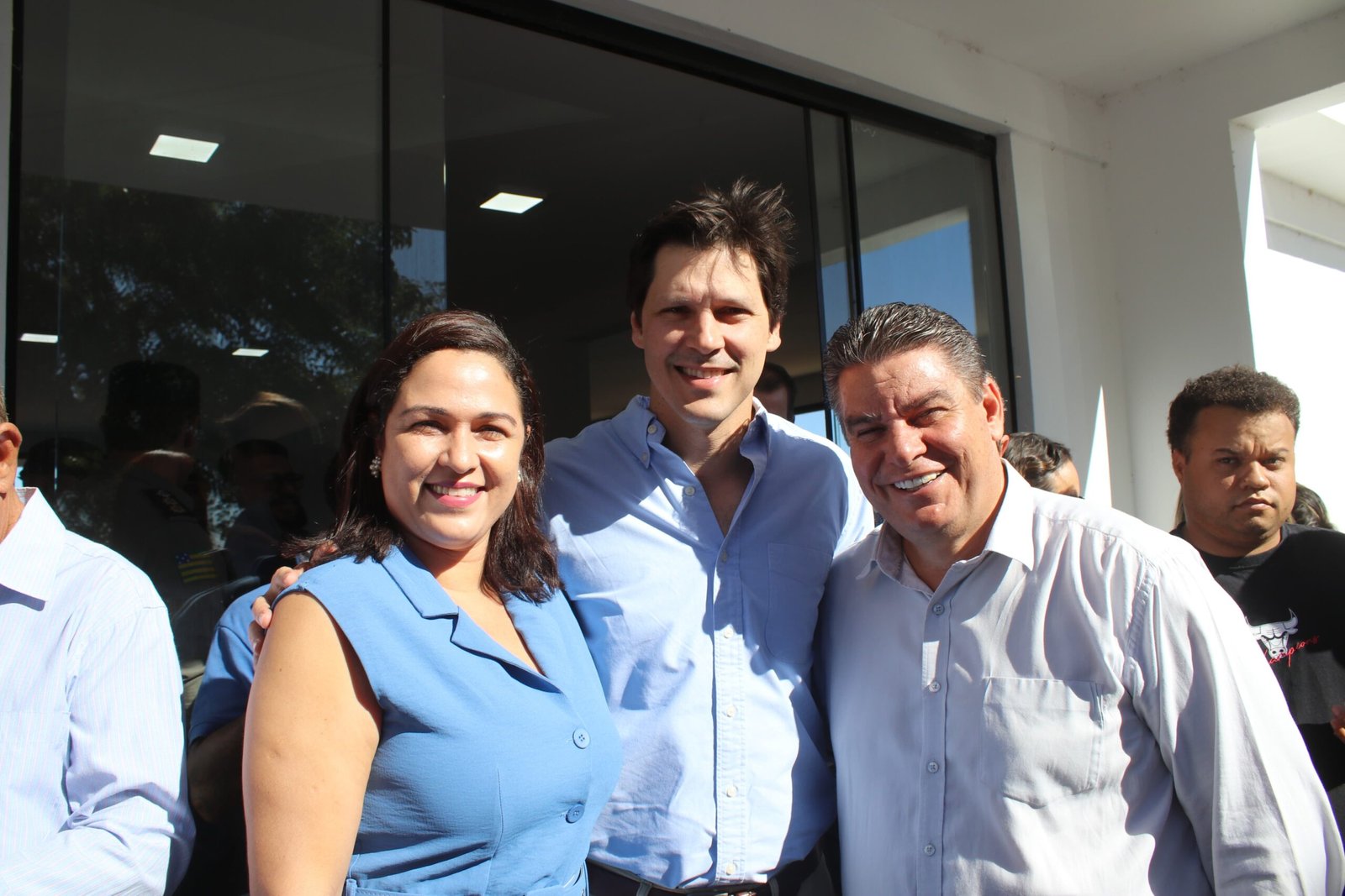 Daniel Vilela, Valmir Pedro e Anne Lígia entregam cartões do programa Aluguel Social