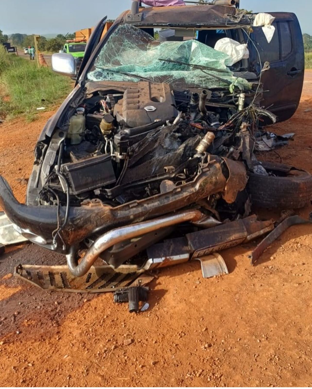 BR-080: Colisão entre caminhonete e carreta deixa uma mulher morta e dois feridos graves