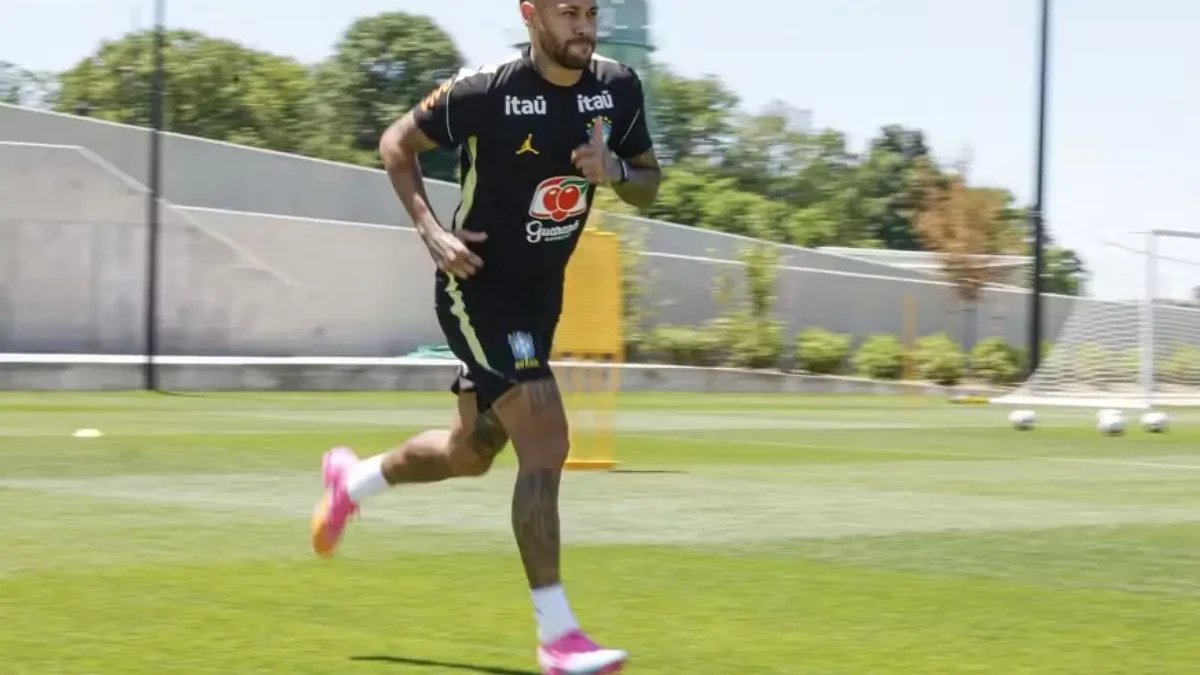 Neymar participa de treino da seleção do Brasil contra o  Haiti