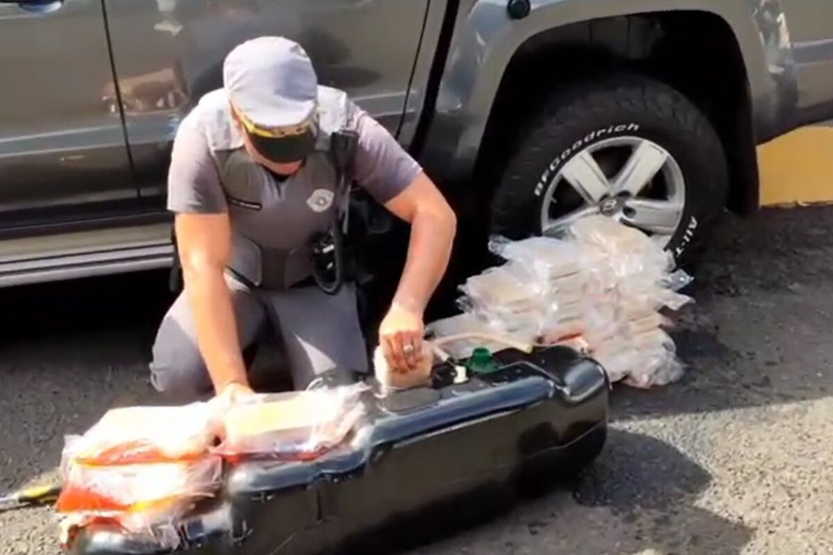 PM encontra R$ 480 mil de cocaína em tanque de caminhonete