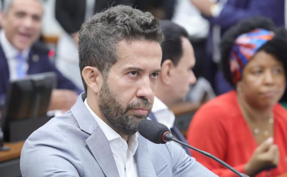 Janones diz que vai “chafurdar na lama” para enfrentar oposição