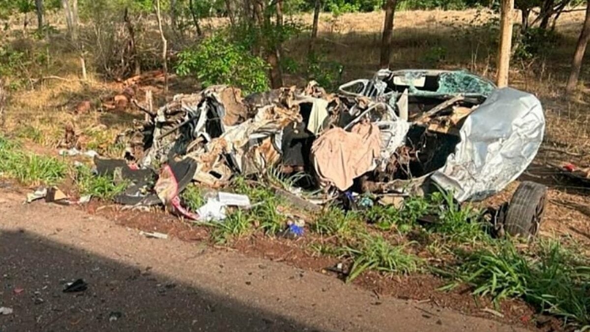 Acidente entre dois carros e carreta mata mulher e deixa outros 7 feridos na GO-080