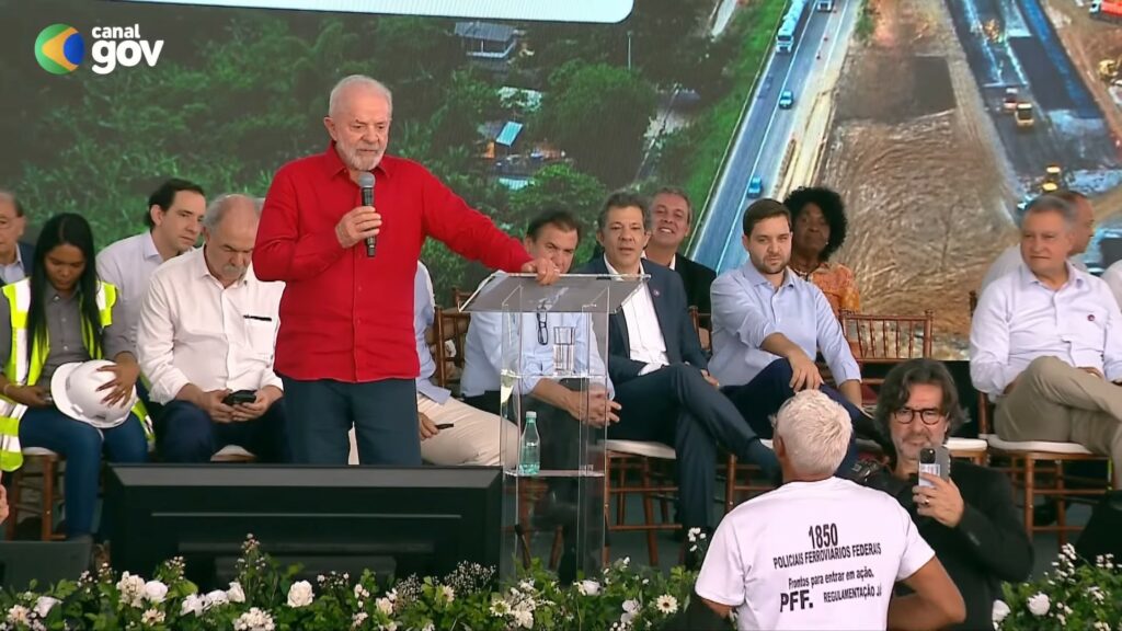 Homem interrompe fala de Lula para cobrar promessa de 2009