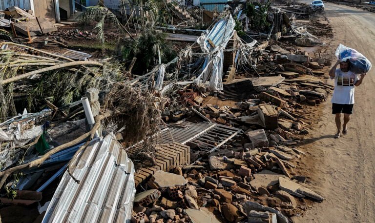 Chuva levou metade de cidade do RS embora: “Juntando os cacos”