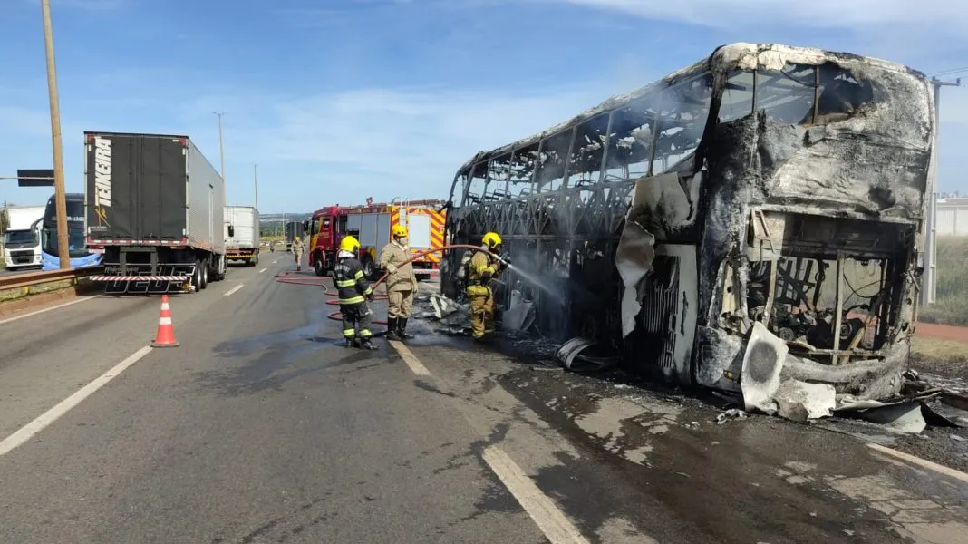 Ônibus pega fogo na BR-153 e causa congestionamento de mais de 5 km entre Brasília e Goiânia