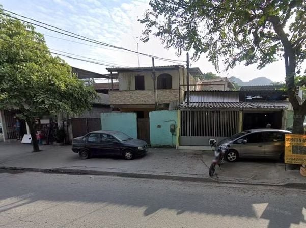 Adolescente mata os pais adotivos a marteladas e incendeia o quarto com os corpos