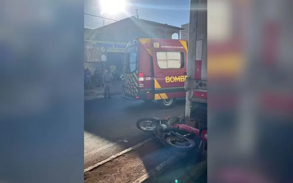 Criança morre após cair da garupa da moto da mãe e ser atropelada por caminhão em Nerópolis