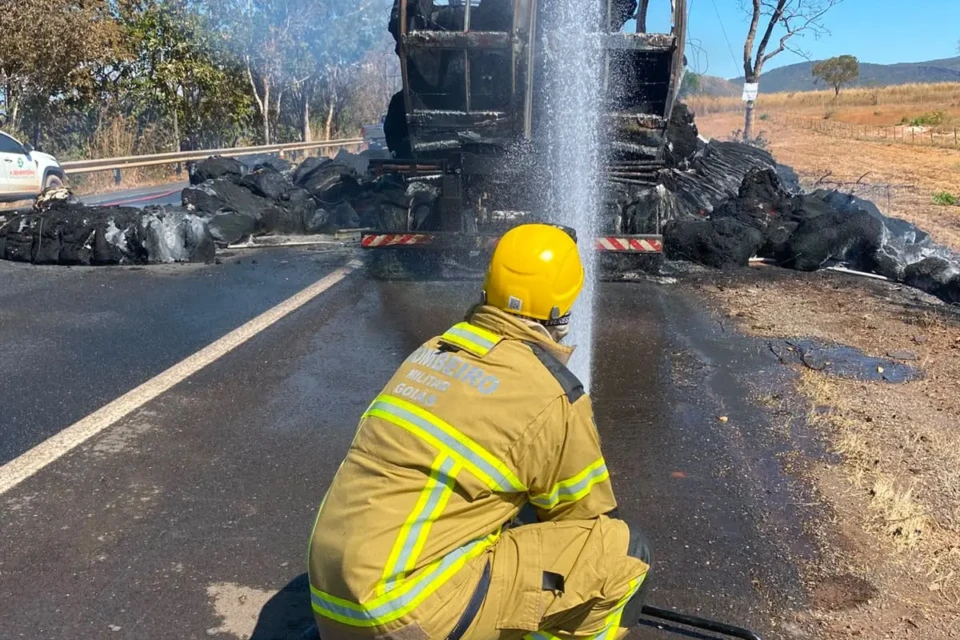 Carreta carregada de algodão pega fogo na BR-020 em Formosa; chamas duraram 6h