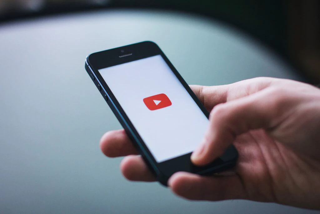 Senado aprova projeto para taxar serviços como YouTube e TikTok