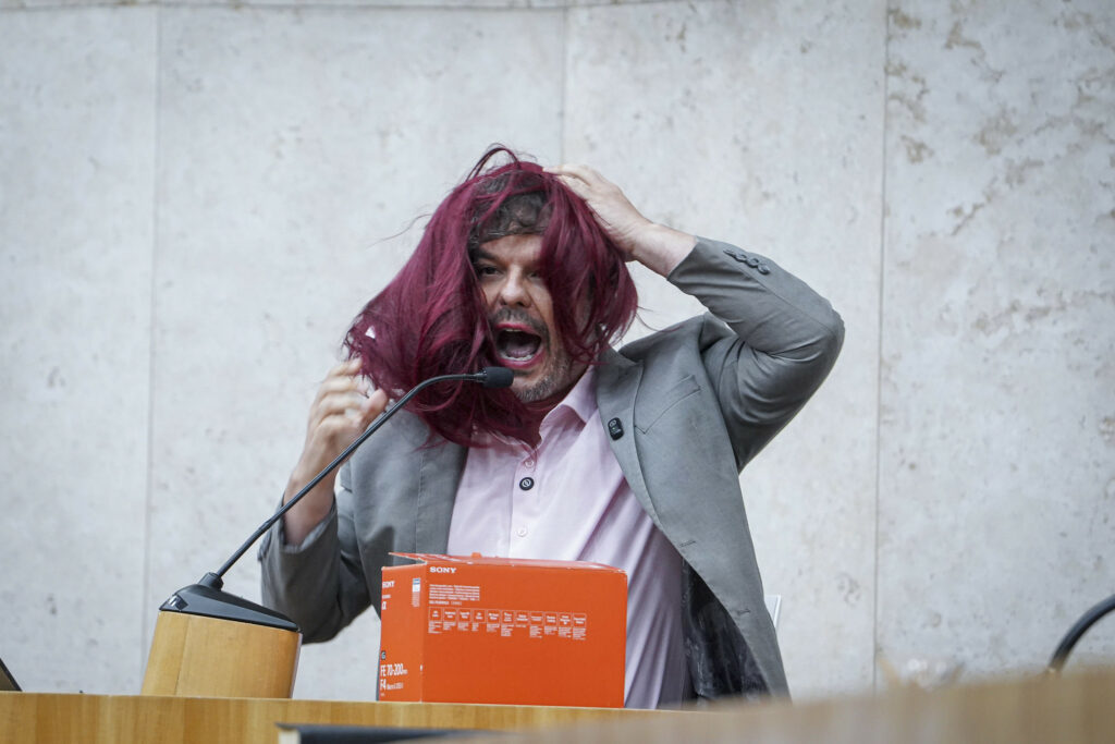 Adrilles usa batom e peruca para criticar projeto sobre misoginia