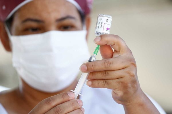 AstraZeneca admite à Justiça efeito colateral raro na vacina da Covid