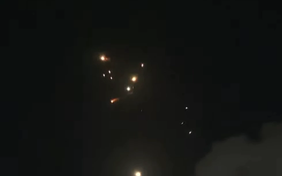 Irã lança ataque com mais de 100 mísseis balísticos contra Israel