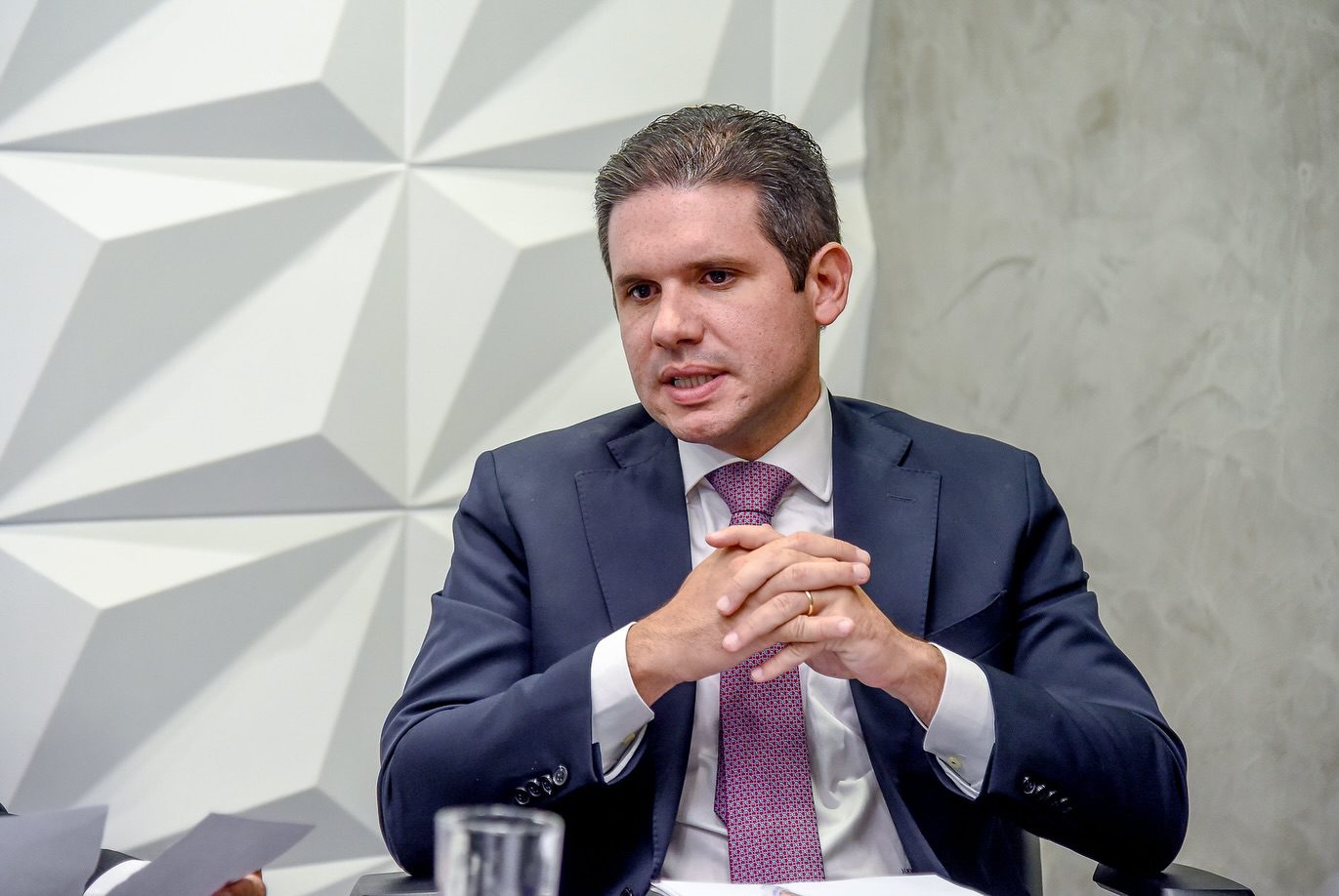Caso Vorcaro expõe Hugo Motta, mas cenário afasta risco de cassação no momento