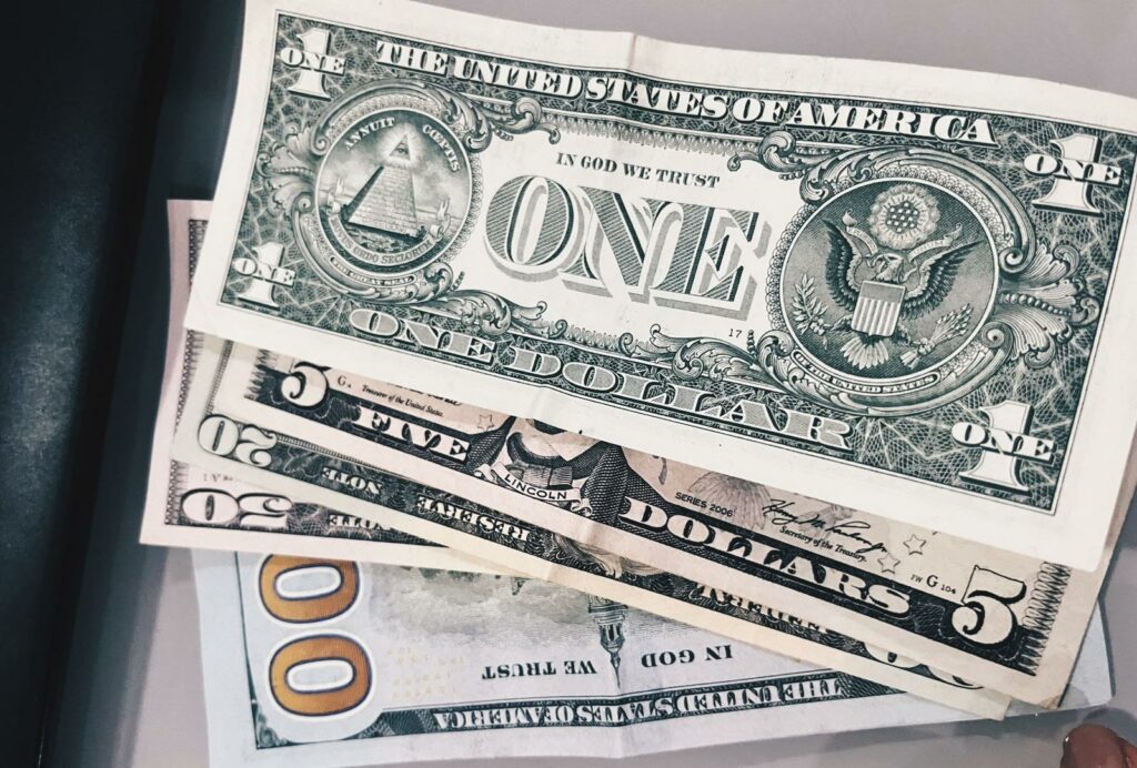 Dólar fecha perto dos R$ 6 após Trump elevar pressão sobre China