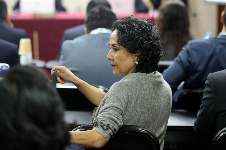 Ex-primeira-dama condenada chega a Brasília como asilada