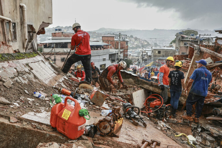 Mortes passam de 60 em MG, e seguem buscas por desaparecidos