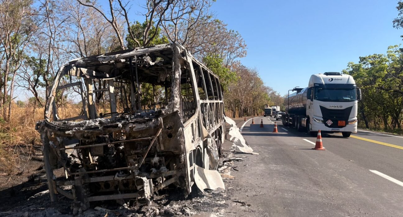 Micro-ônibus que levava pacientes de Porangatu pega fogo na BR-153