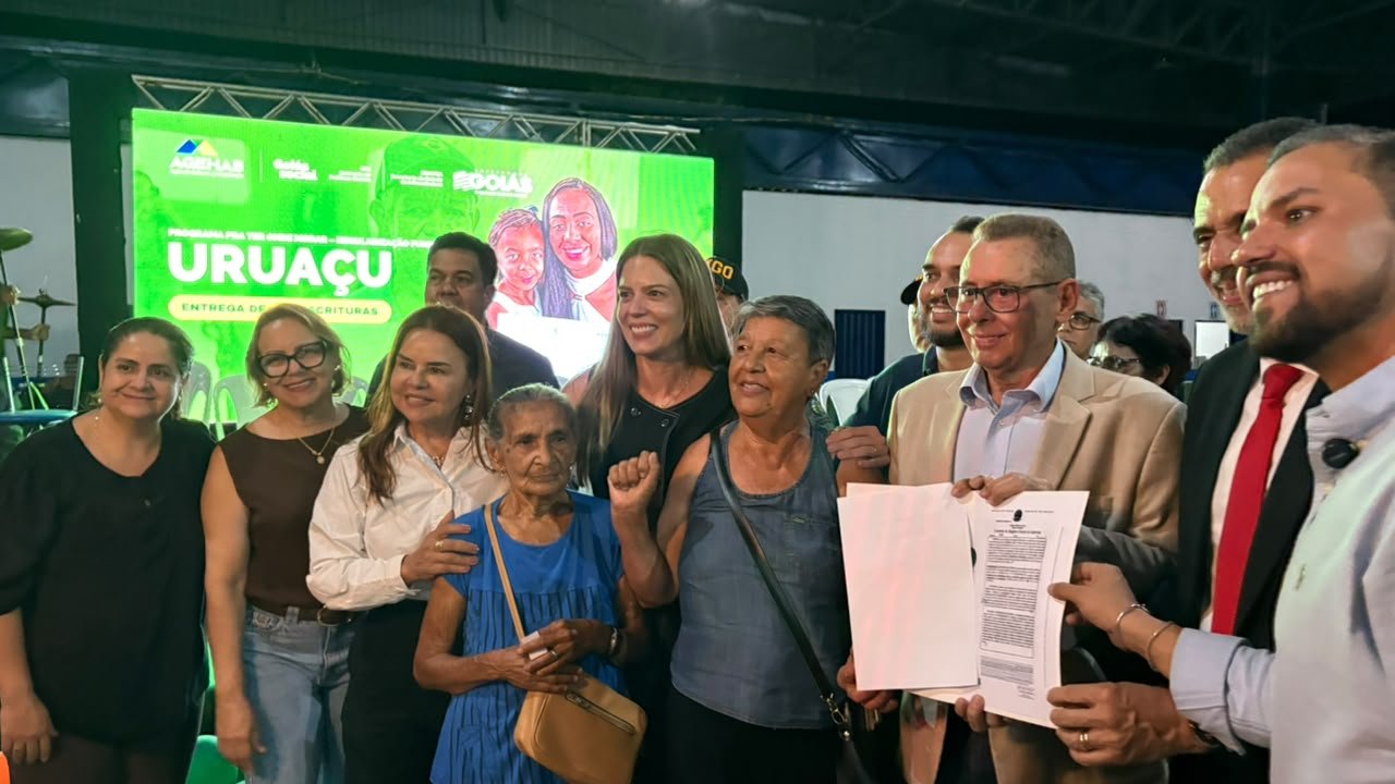 Prefeitura de Uruaçu entrega 620 escrituras a famílias