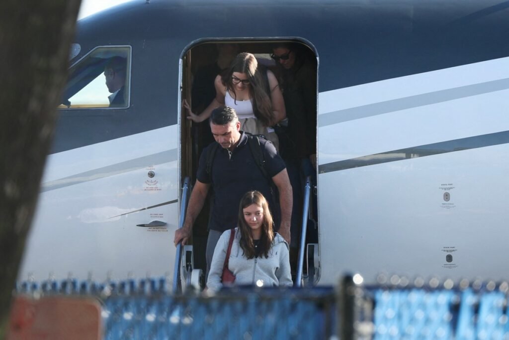 Flávio e família saindo de avião nos EUA
